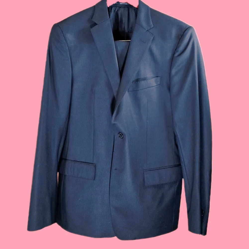 Timeless Vesace Suit with Notched Lapels - Picture 2 of 16